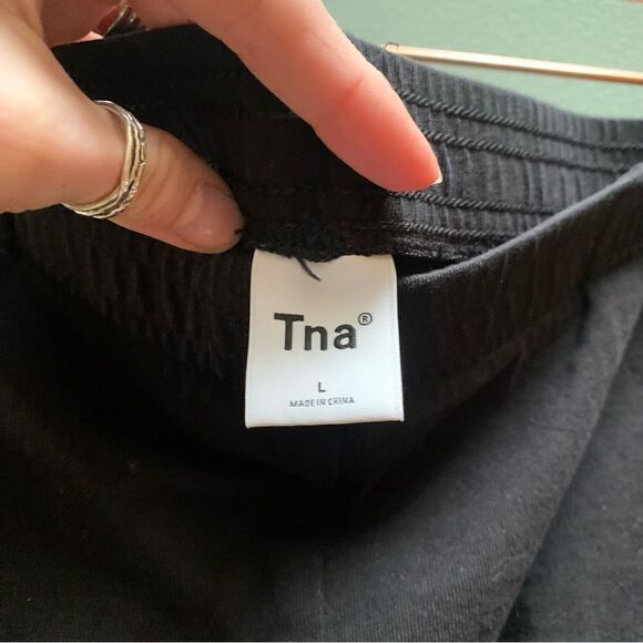 TNA ARITZIA Athletic Shorts size Large - Picture 2 of 4